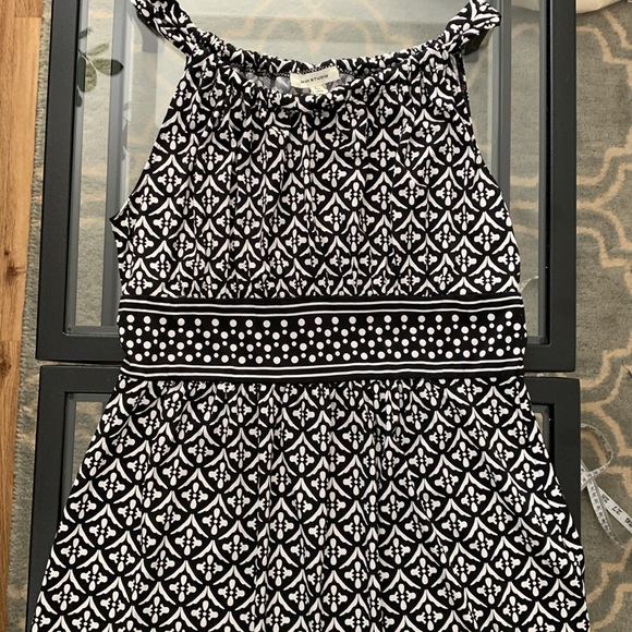 Max Studio / Size Large** - Picture 4 of 8